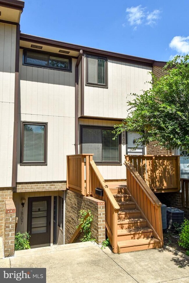 Building Photo - This home offers the perfect blend of modern updates, practical features, and unbeatable proximit...