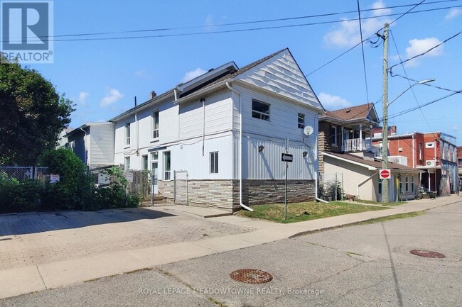 Building Photo - 12 Wesleyan St