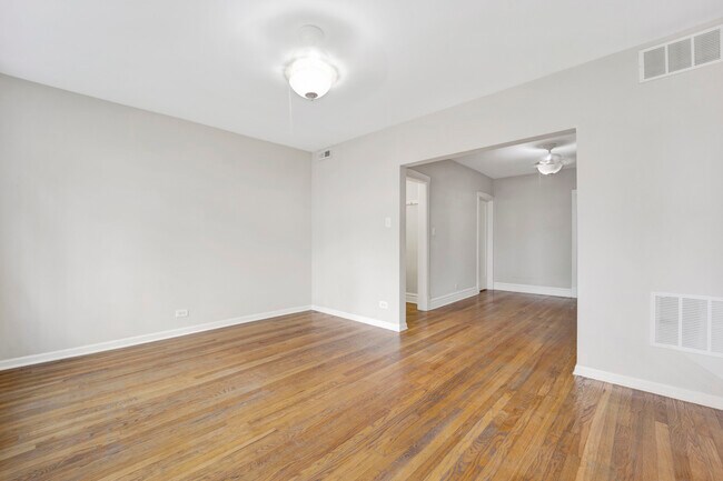 Foto del edificio - 2651 N Marshfield Ave