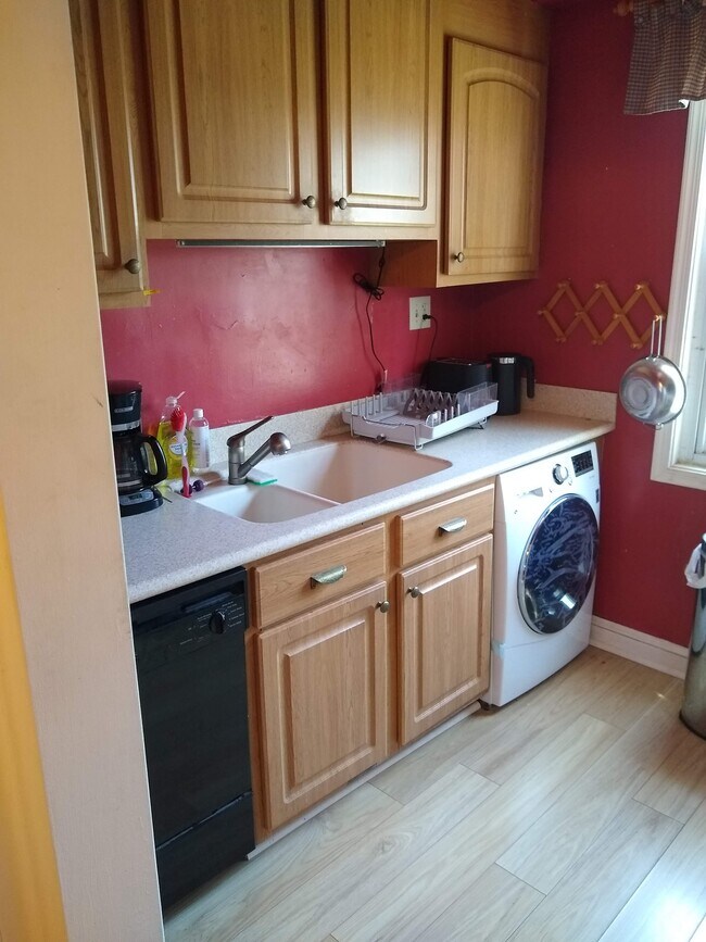 Lovely Kitchen - 230 N George Mason Dr