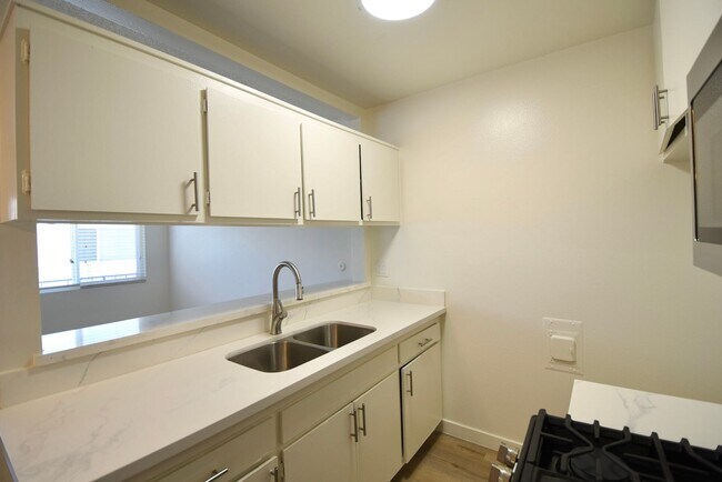 Building Photo - 14142 Victory Blvd