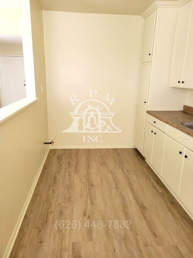 Building Photo - Spacious Upstairs 2-Bedroom, 1-Bathroom Ap...