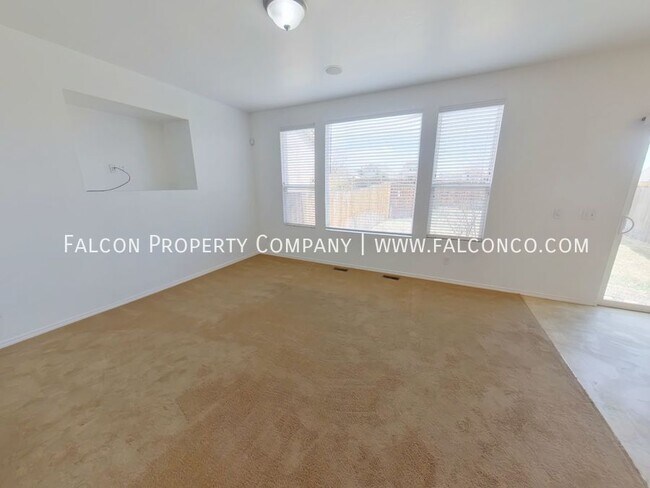 Foto del edificio - 6627 Silverwind Cir
