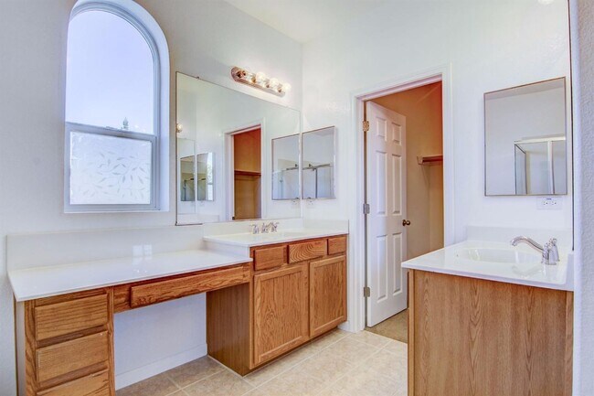 Foto del edificio - Beautiful 4 Bedroom, 2.5 Bath Condo for Rent in Elk Grove