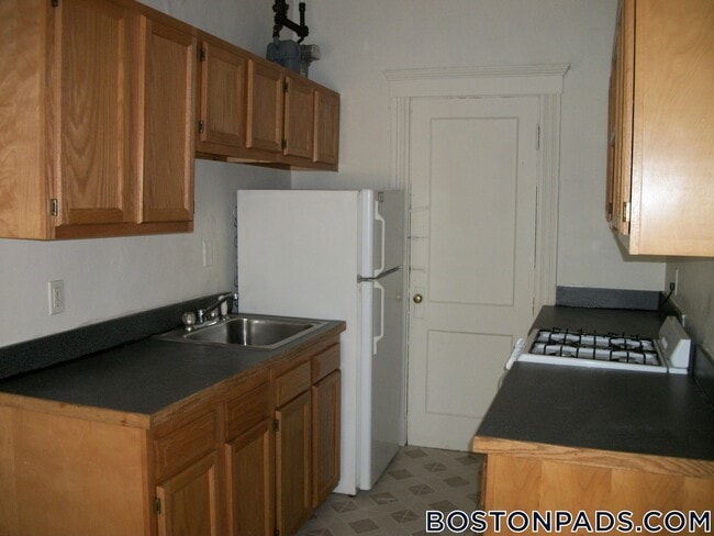 Building Photo - 231-235 Park Dr
