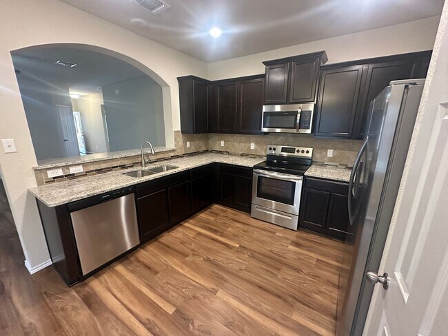 Foto del edificio - AVAILABLE NOW ! 1 WEEK FREE MOVE IN SPECIAL