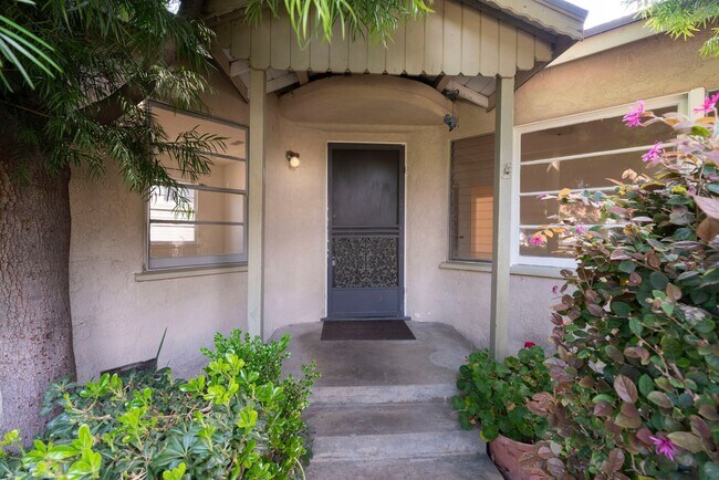 Building Photo - 3 bedroom/2bathroom front house in N. Alha...