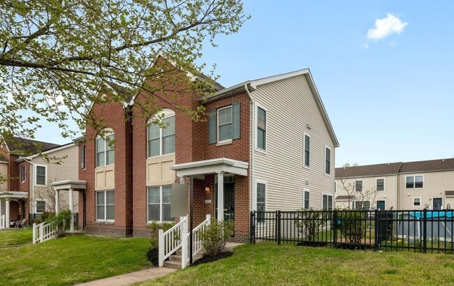 Building Photo - Beautiful Home 3br/1.5ba w/ W&D, Huge Back...