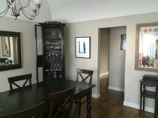 Building Photo - 1074 Queen Anne Pl
