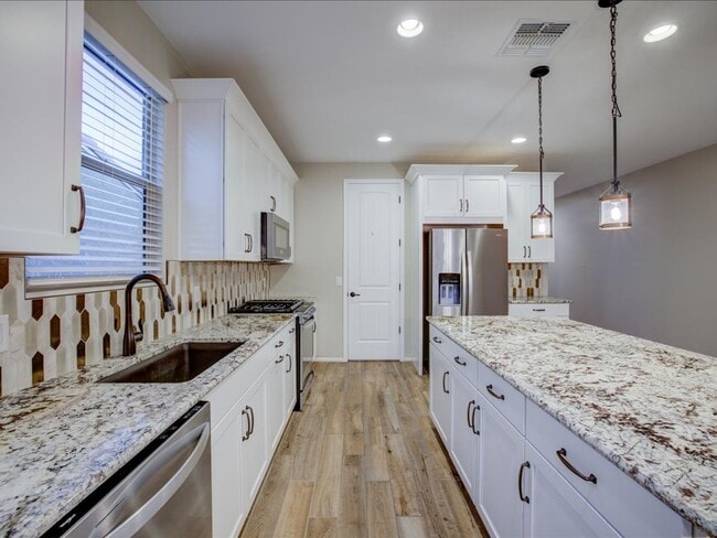 Foto del edificio - 4 Bedroom 3 Bathroom with Community pool and parks!