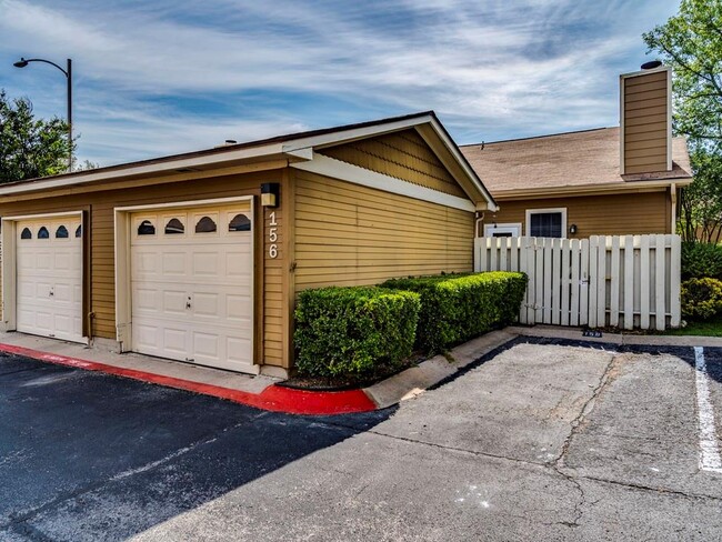 Foto del edificio - 6501 Brush Country Rd