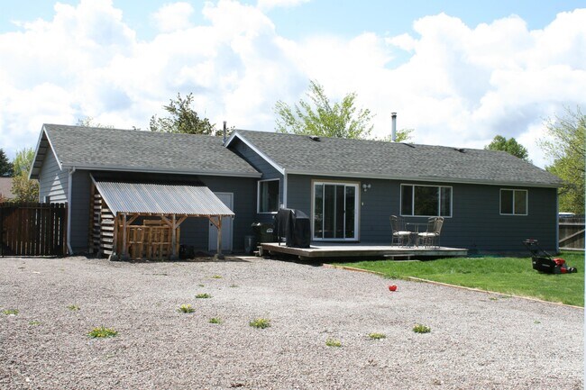 Building Photo - 25 Green Tree Dr