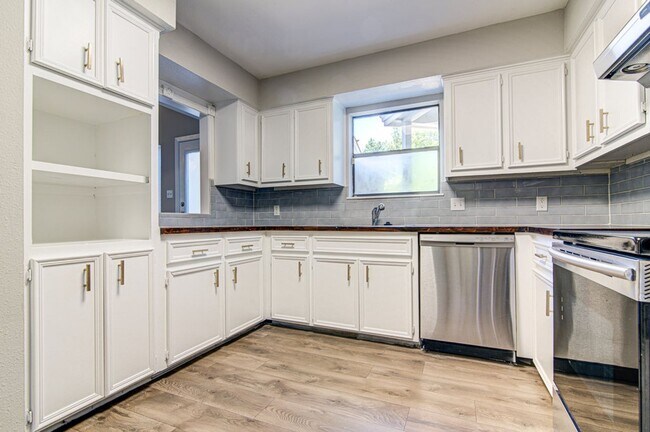 Building Photo - 1605 Dale Cv