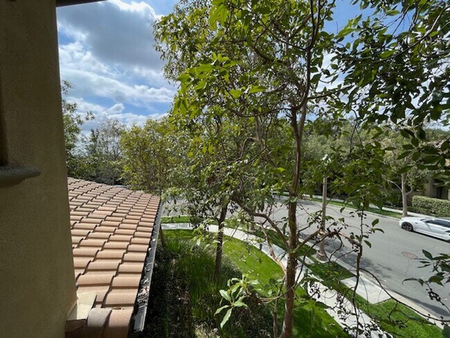Building Photo - One Bedroom Plus den in Portola Springs