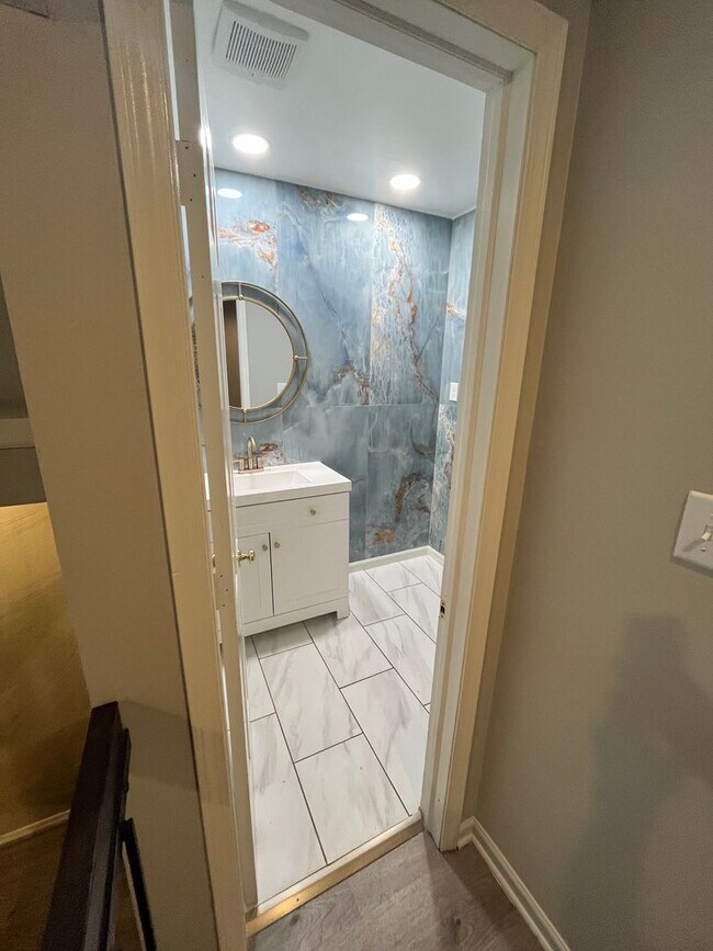Foto del edificio - Beautifully Renovated 2 Bed 2.5 Bath Apart...