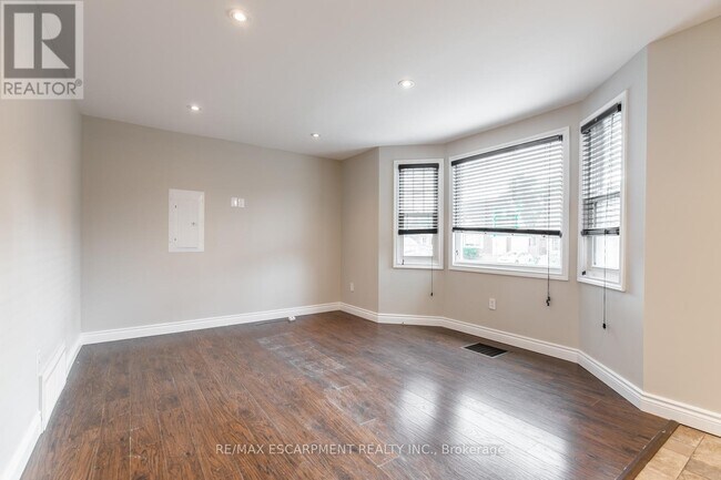 Photo du bâtiment - 129-129 E 22nd St