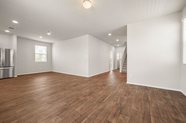 Foto del edificio - REDUCED DEPOSIT WITH QUICK MOVE IN!!   Bra...