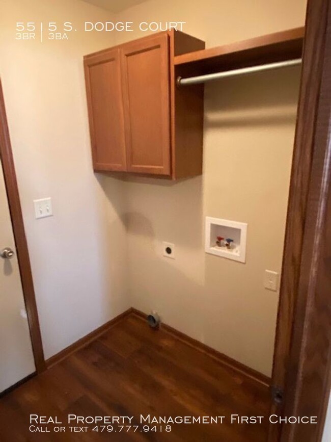 Building Photo - 3 Bed/ 3 Bath - Lovely Duplex for Rent!