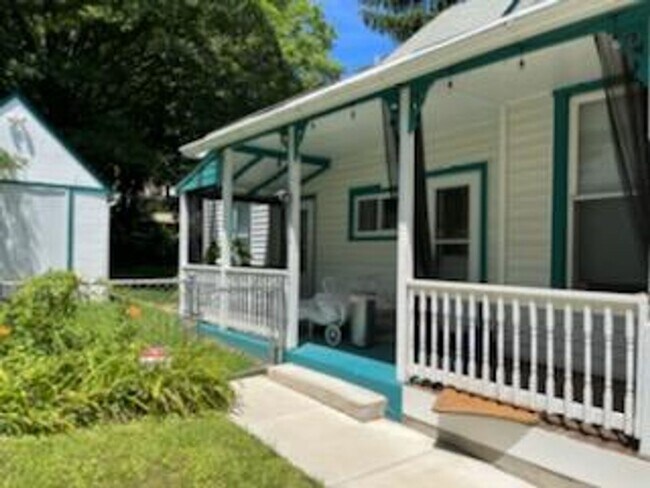 Building Photo - Charming and Sunlight 3BD, 1 BA in the Qua...