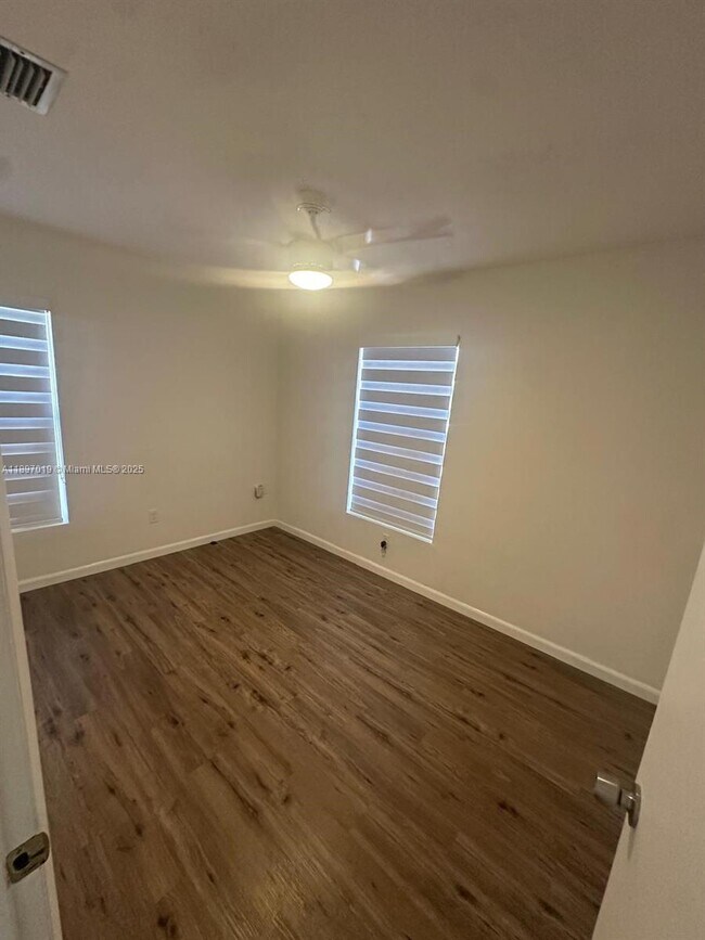 Foto del edificio - 12411 SW 110th South Canal St Rd