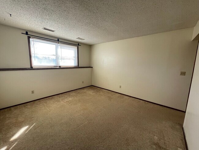 Building Photo - 1305 Queens Ct