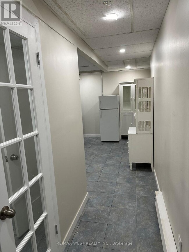 Building Photo - 425 Jane St