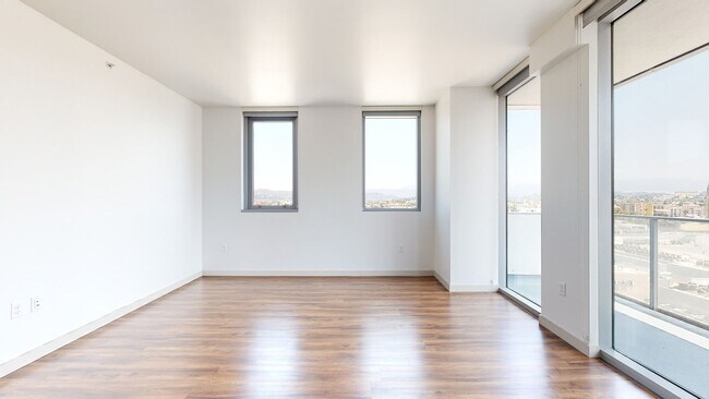 Interior Photo - 3033 Wilshire
