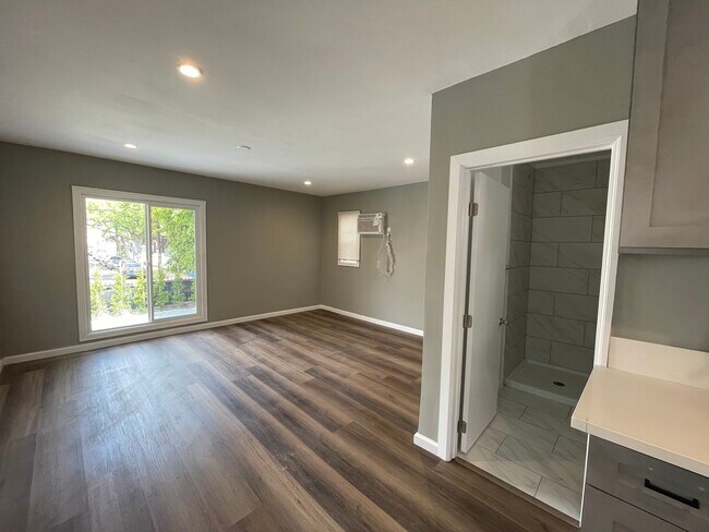 Lots of Natural Sunlight - 410 S Coronado St