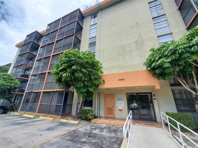 Foto del edificio - 16950 W Dixie Hwy