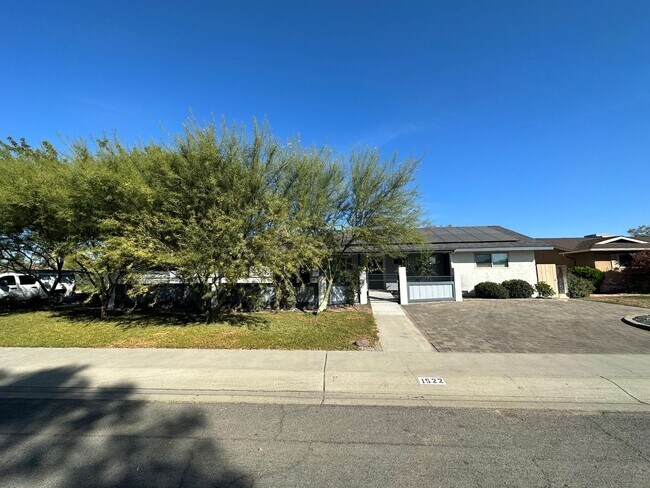 Foto del edificio - SE Visalia home with pool coming soon! All utilities included