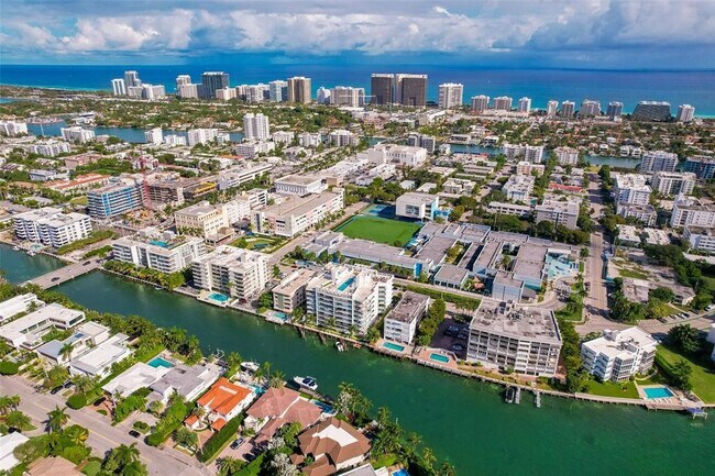 Foto del edificio - 9400 W Bay Harbor Dr