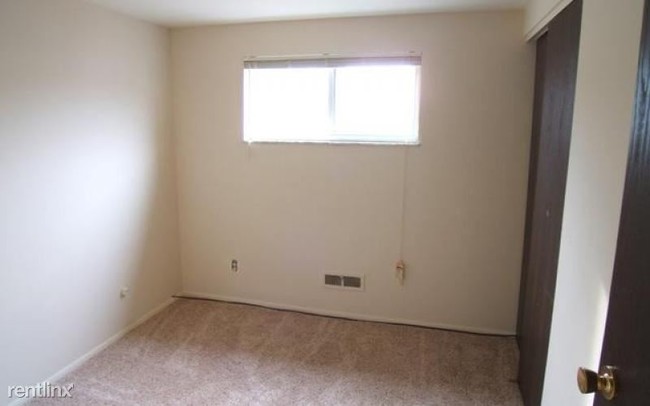 Building Photo - 3 br, 1 bath Townhome - 903 Woodhill Dr