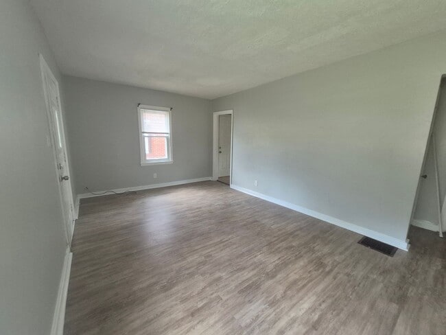 Building Photo - 622 Crestmore Ave