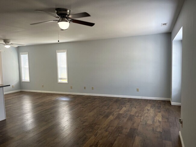 Foto del edificio - 3 Bedroom, 2 Bath Home on Large Lot, Scree...