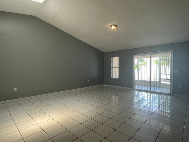 Foto del edificio - Fully Equipped 3BR/2BA Duplex in Poinciana! - Priced to Rent!!