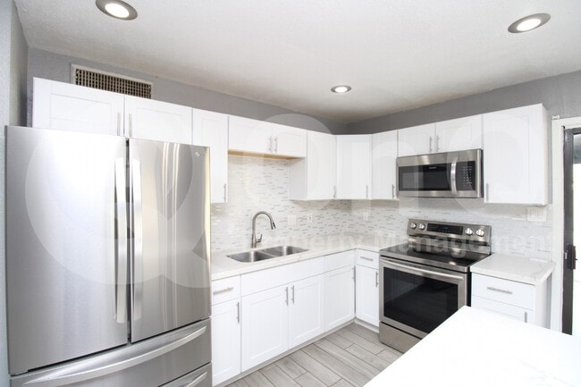 Building Photo - 5334 W Mauna Loa Ln