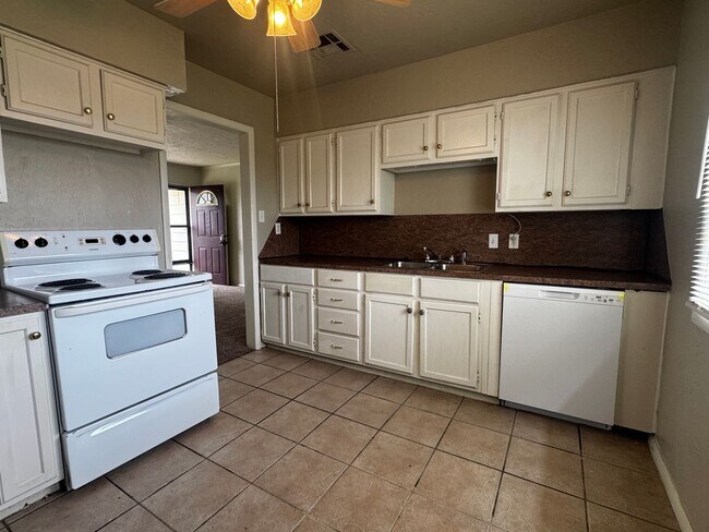 Foto del edificio - 2330 NW 35th- AVAILABLE NOW!
