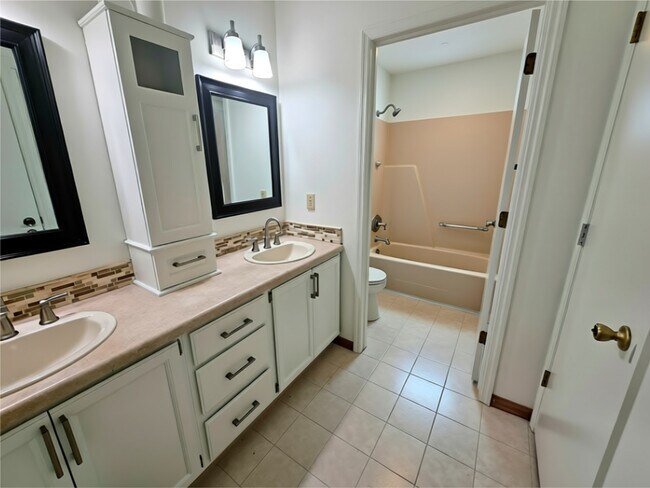 Foto del edificio - 828 Cedar Ct