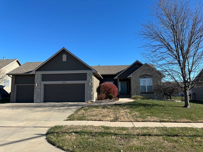 Building Photo - Beautiful Modern Home w/3 Car Garage, Fenc...