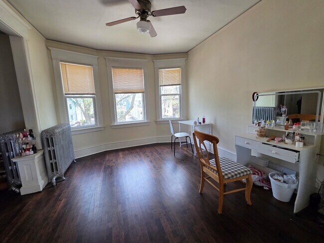 Foto del edificio - 2945 N Frederick Ave