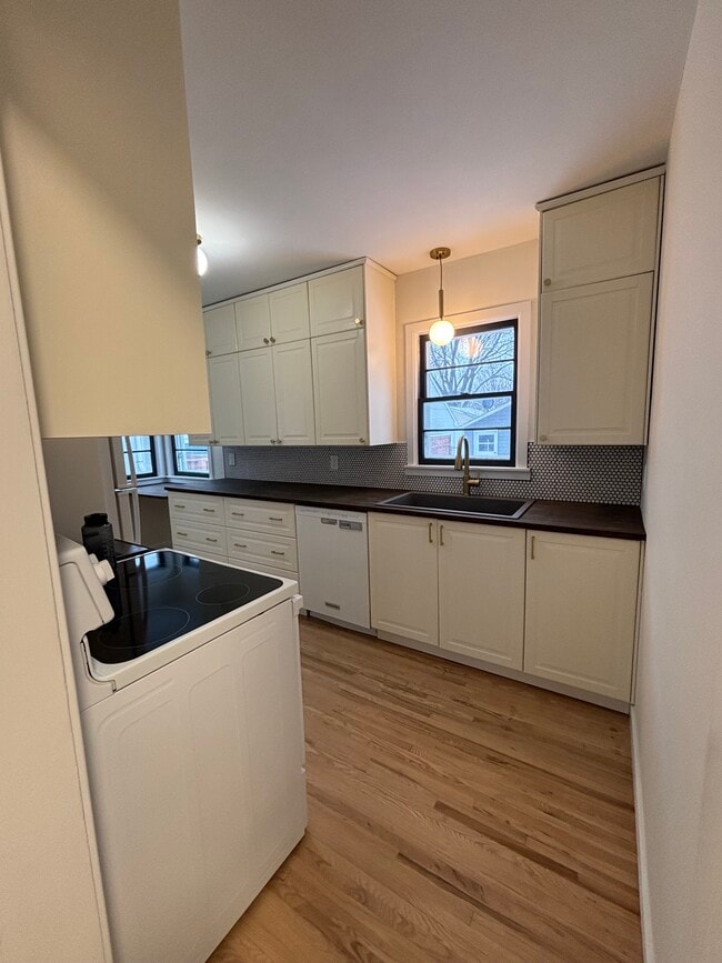 Kitchen - 583 Cromwell Ave