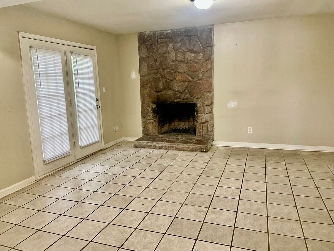 Foto del edificio - 1730 Village Lake Dr