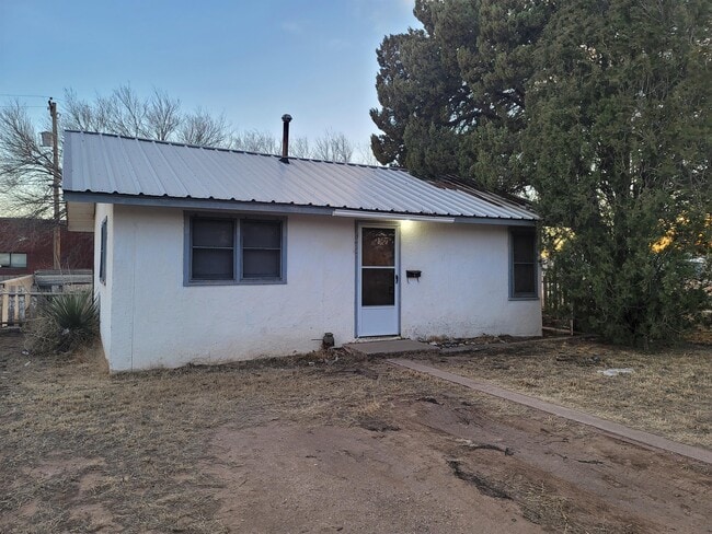 Building Photo - 1017 W 14th Ln