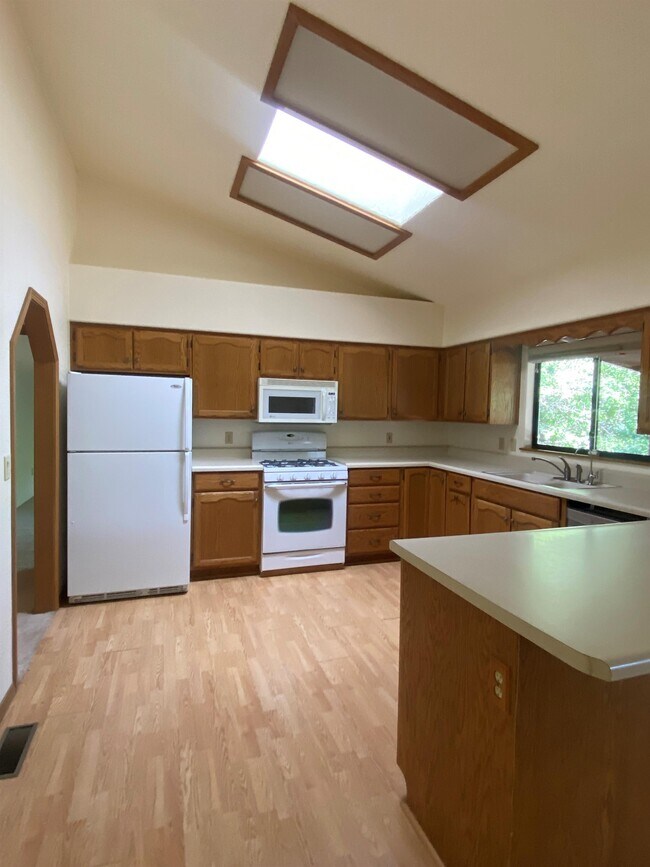 Building Photo - 1635 Cedarwood Dr