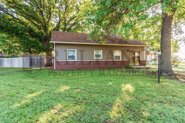 Building Photo - 300 W Breese Ave