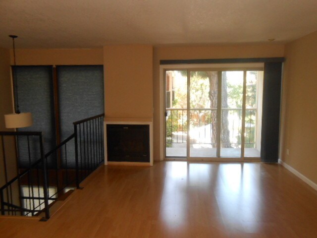 Building Photo - 327 Dahlia Pl