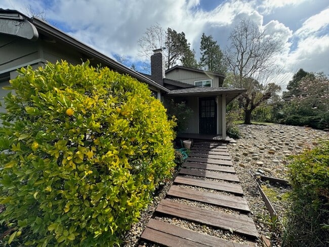 Building Photo - Wonderful 2 story home in Orinda