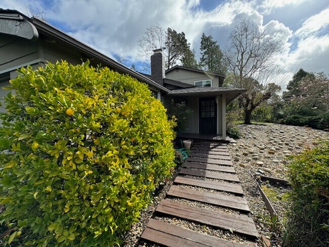 Foto del edificio - Wonderful 2 story home in Orinda
