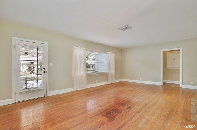 Building Photo - Charming 3/1 Home with a Large Fenced Back...