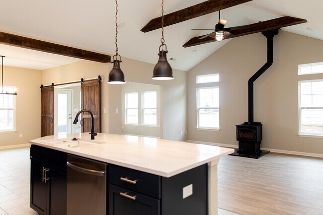 Great room with vaulted ceiling and wood burner - 1629 Tupelo Dr